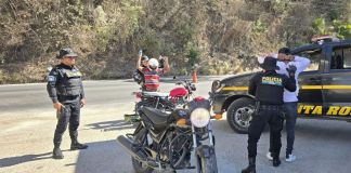 Operativo de verificación de motocicletas realizando en Santa Rosa. Foto La Hora: PNC