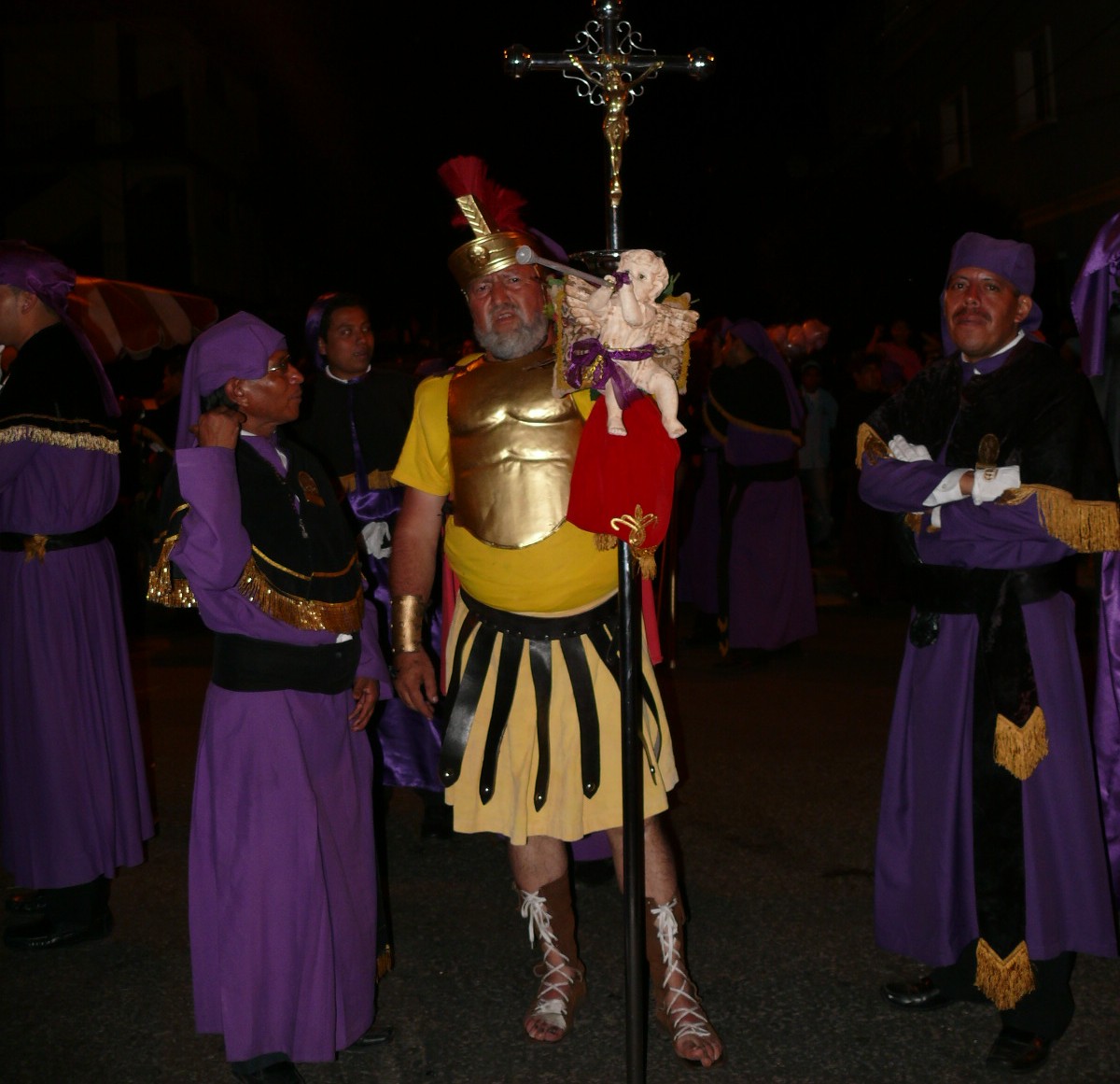 Capitán del escuadrón de romanos durante cortejo procesional.Foto: Familia Reyes Monterroso