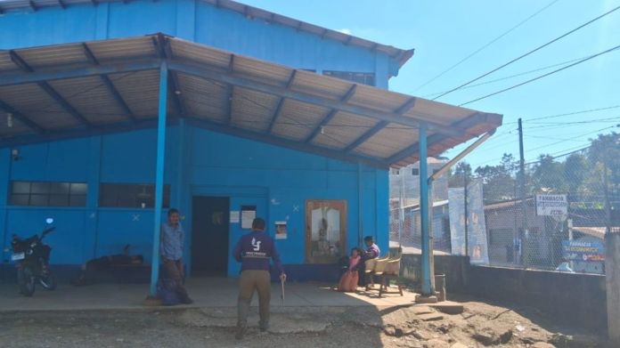 El delegado de la PDH acudió al CAP para atender la denuncia realizada de que supuestamente un médico se encontraba ebrio. Foto La Hora: PDH