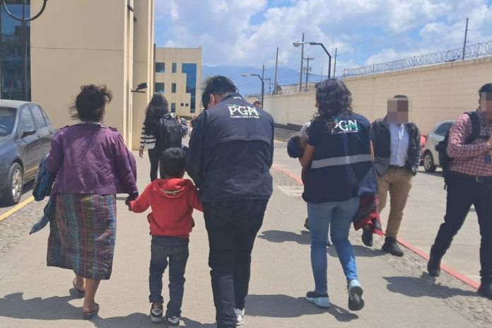 Procuraduría de la Niñez y la Adolescencia, rescatando menores en Quetzaltenango. Foto La Hora: PGN