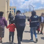Procuraduría de la Niñez y la Adolescencia, rescatando menores en Quetzaltenango. Foto La Hora: PGN