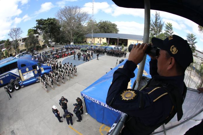 El director de la PNC anunció que más de 7 mil agentes reforzarán la seguridad en procesiones y celebraciones en las playas públicas esta Semana Santa. Foto La Hora: PNC