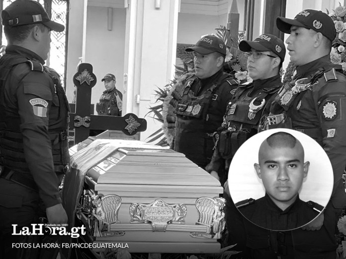 El agente policial fallecido, junto a un compañero, se encontraban remitiendo una motocicleta y cuando se desplazaban en el vehículo fueron atropellados por un auto.