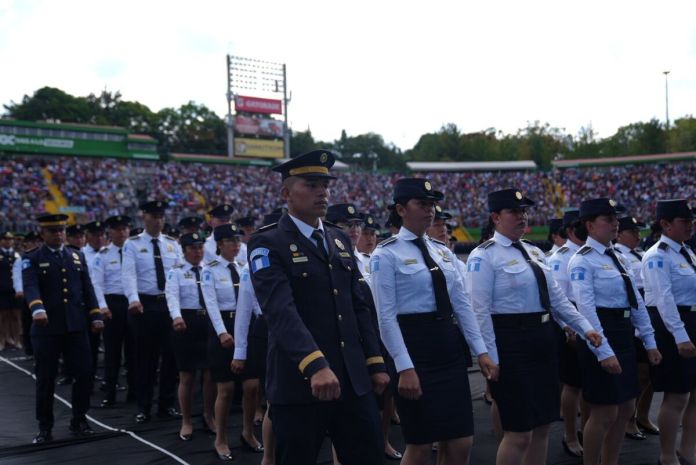 PNC graduandos (1) Mingob restablece beca mensual para aspirantes de la PNC y actualiza requisitos de ingreso.