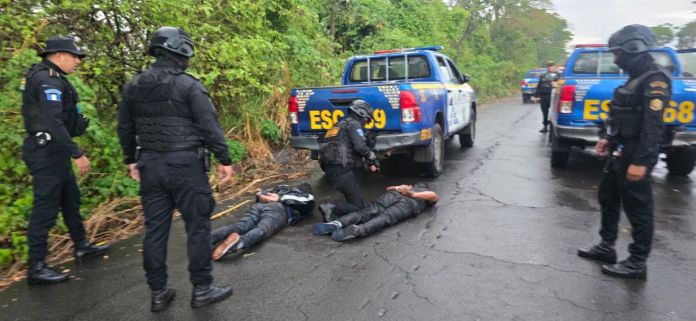 La detención de los supuestos asaltantes se llevó a cabo bajo la lluvia y se les encontró siete teléfonos celulares. Foto La Hora: PNC