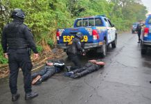 La detención de los supuestos asaltantes se llevó a cabo bajo la lluvia y se les encontró siete teléfonos celulares. Foto La Hora: PNC