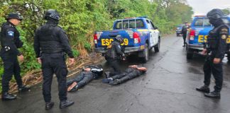 La detención de los supuestos asaltantes se llevó a cabo bajo la lluvia y se les encontró siete teléfonos celulares. Foto La Hora: PNC