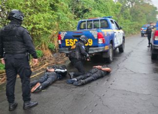 La detención de los supuestos asaltantes se llevó a cabo bajo la lluvia y se les encontró siete teléfonos celulares. Foto La Hora: PNC