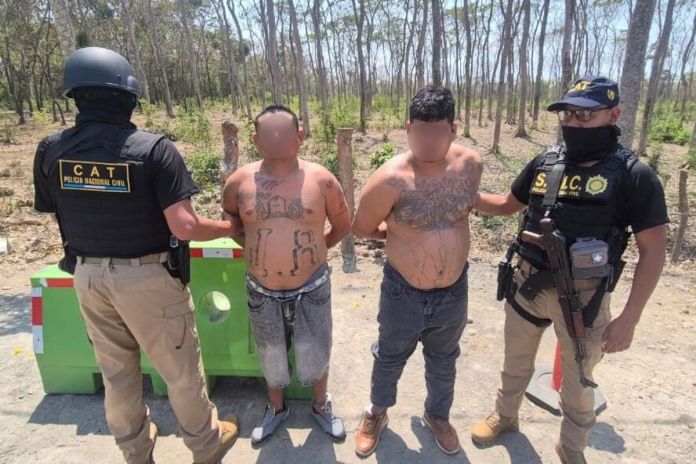 Presuntos pandilleros salvadoreños expulsados. Foto La Hora: PNC