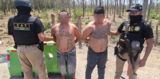 Presuntos pandilleros salvadoreños expulsados. Foto La Hora: PNC