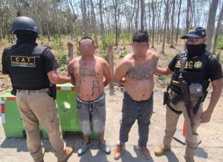Presuntos pandilleros salvadoreños expulsados. Foto La Hora: PNC