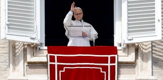 Vatican City (Vatican City State (Holy See)), 08/03/2026.- Pope Leo XIV leads the Angelus Papa León XIV desde la Plaza de San Pedro el 8 de marzo de 2026. Foto La Hora: EFE/EPA/FABIO FRUSTACI