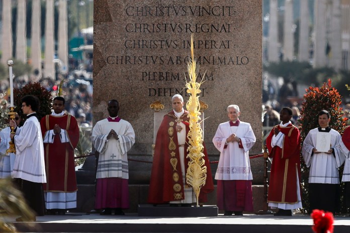 Papa León XIV En la Plaza de San Pedro, Papa León XIV exhorta a la unidad y al fin de la violencia.