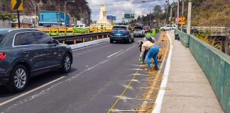 En la parte baja de la estructura se formó una grieta y hasta ahora, el personal de Covial comienza con los estudios geofísicos y geotécnicos. Foto La Hora: Covial