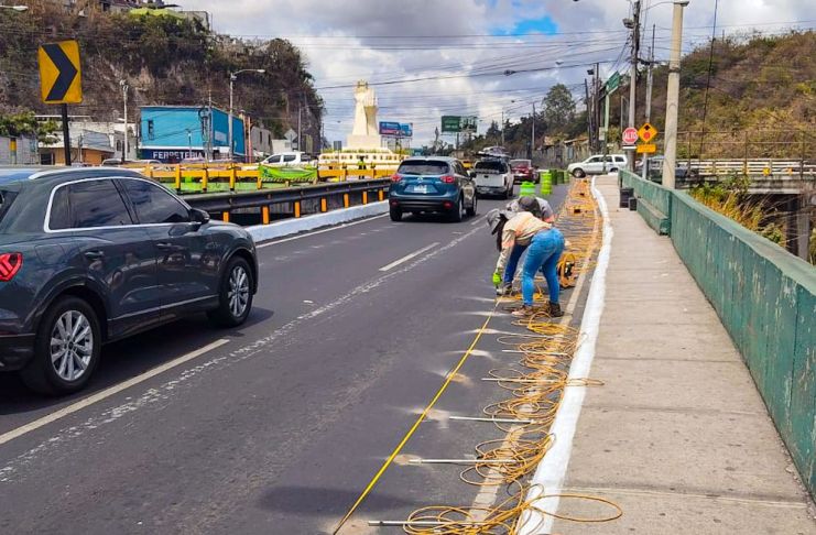 En la parte baja de la estructura se formó una grieta y hasta ahora, el personal de Covial comienza con los estudios geofísicos y geotécnicos. Foto La Hora: Covial