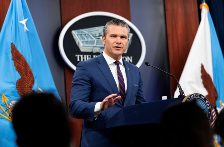 WASHINGTON, 04/03/2026.- Fotografía fechada el 2 de marzo que muestra al secretario de Guerra de EE.UU., Pete Hegseth, quien anunció este miércoles que su país ha hundido un navío de guerra iraní con un ataque con torpedo desde un submarino en el Océano Índico, la primera vez que un sumergible estadounidense realiza este tipo de ataque desde la II Guerra Mundial. Foto: La Hora/ EFE/ Will Oliver