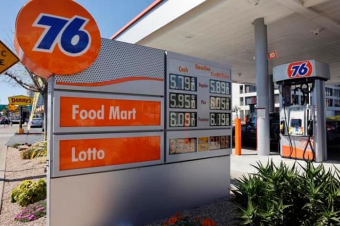 La gasolina en EE.UU. alcanza los 3,88 dólares por galón, el precio más alto desde 2022 Foto: La Hora/ EFE/EPA/JOHN G. MABANGLO