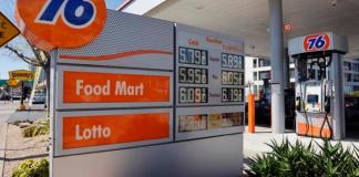 La gasolina en EE.UU. alcanza los 3,88 dólares por galón, el precio más alto desde 2022 Foto: La Hora/ EFE/EPA/JOHN G. MABANGLO