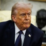 Donald Trump restó importancia al aumento de los precios del combustible derivado del conflicto con Irán y lo calificó de "pequeño fallo".