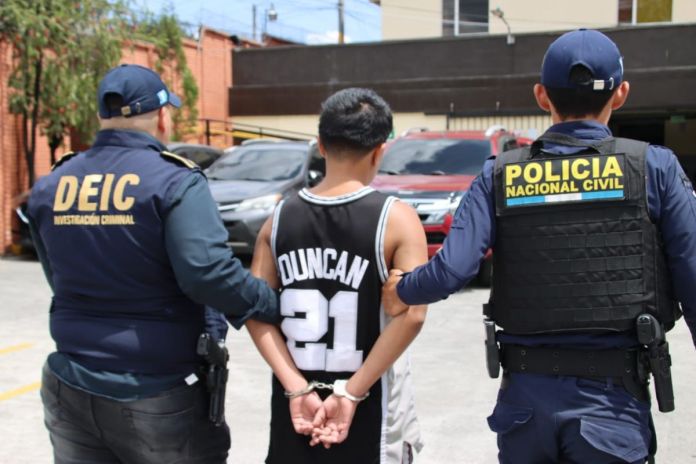 Presunto pandillero del Barrio 18 que pretendía realizar un ataque armado. Foto La Hora: PNC
