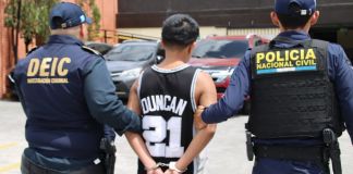 Presunto pandillero del Barrio 18 que pretendía realizar un ataque armado. Foto La Hora: PNC