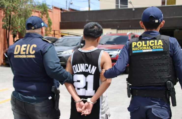 Presunto pandillero del Barrio 18 que pretendía realizar un ataque armado. Foto La Hora: PNC