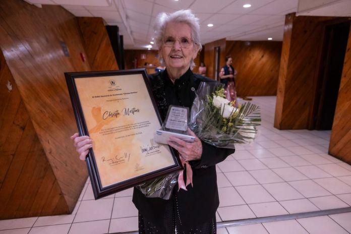 Primera Dama de la Danza, Christa Mertins, con el reconocimiento por su trayectoria. Foto La Hora: MCD