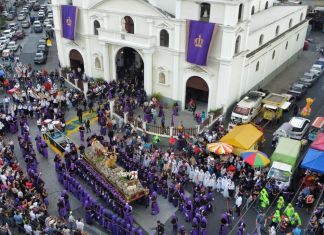 Dos procesiones infantiles ya recorren el centro y a las 4:00 de la tarde sale el de la Rectoría de Santa Teresa. Foto La Hora: Santuario Arquidiocesano del Señor San José