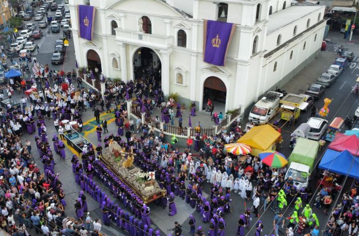 Dos procesiones infantiles ya recorren el centro y a las 4:00 de la tarde sale el de la Rectoría de Santa Teresa. Foto La Hora: Santuario Arquidiocesano del Señor San José