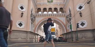 Presentador del programa ruso Secretamente Para Todo el Mundo, caminando por el Centro Histórico. Foto La Hora: Captura de pantalla