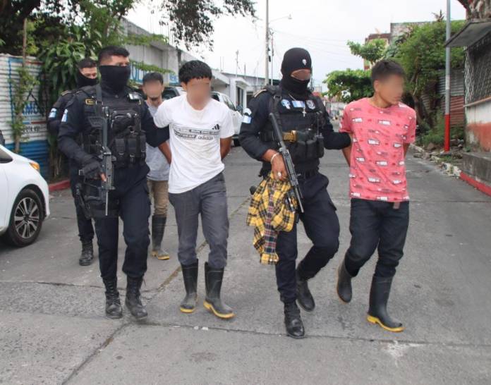 Capturan a tres presuntos asaltantes armados en Escuintla. Foto La Hora: PNC.