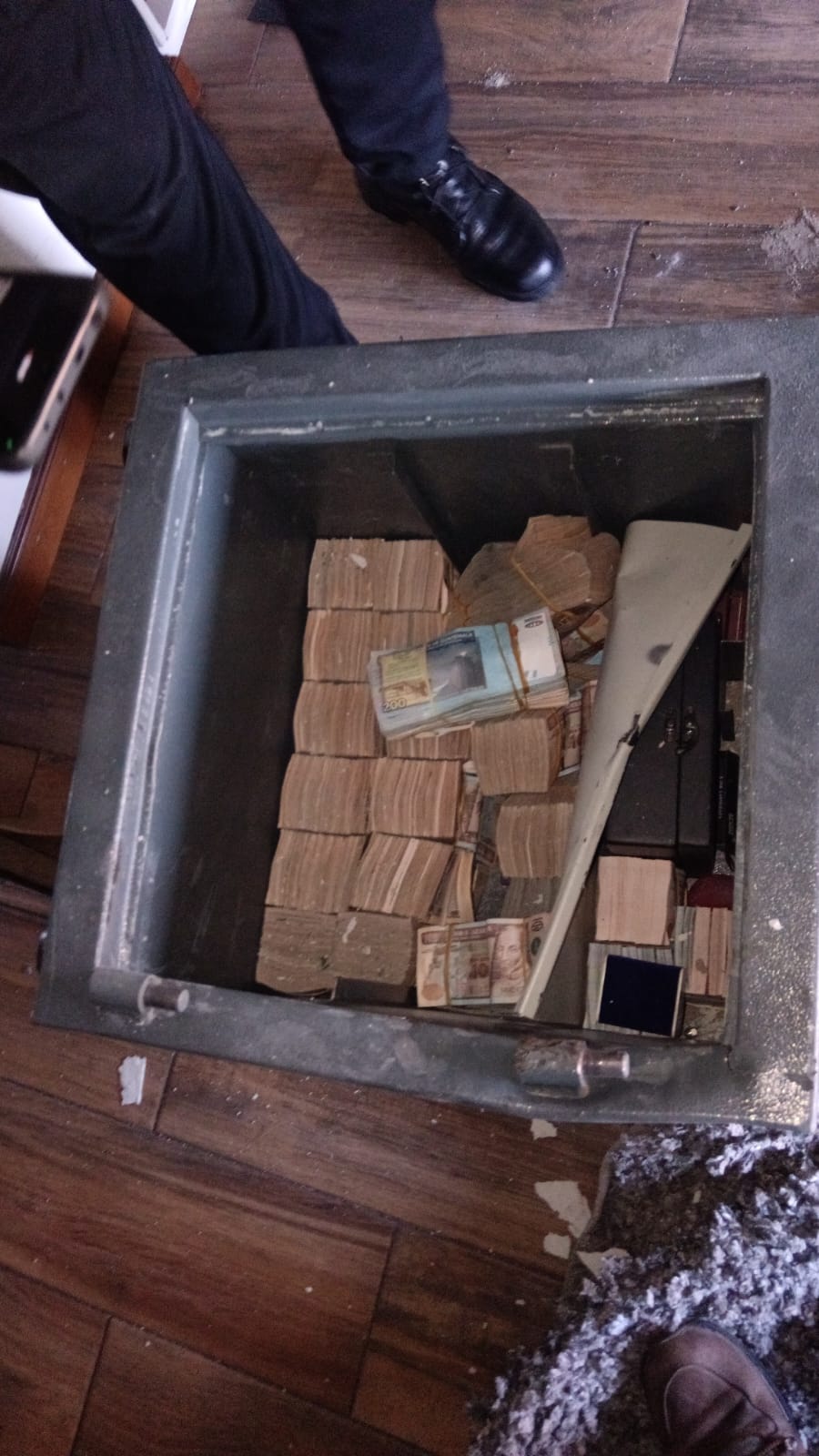 Dinero localizado en el interior de una caja fuerte. Foto La Hora: MP.