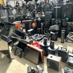 La requisa que comenzó en horas de la mañana del viernes 13 de marzo permitió la incautación de equipos de sonido, electrodomésticos, droga y licor artesanal. Foto La Hora: PNC