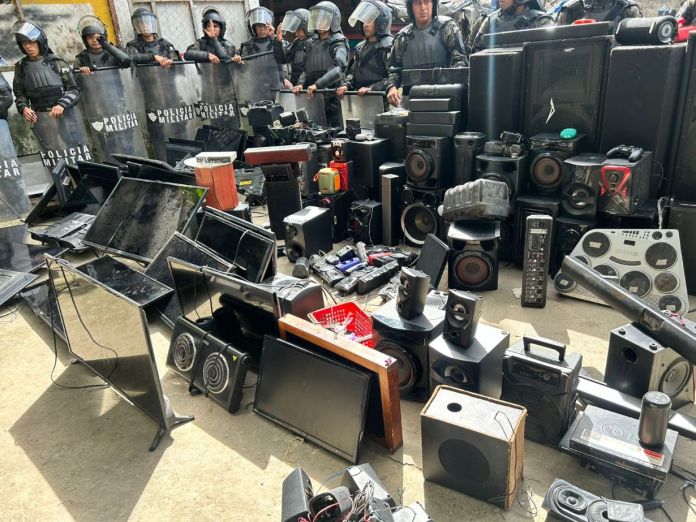 Requisa carcel Pto Barrios foto PNC La requisa que comenzó en horas de la mañana del viernes 13 de marzo permitió la incautación de equipos de sonido, electrodomésticos, droga y licor artesanal. Foto La Hora: PNC