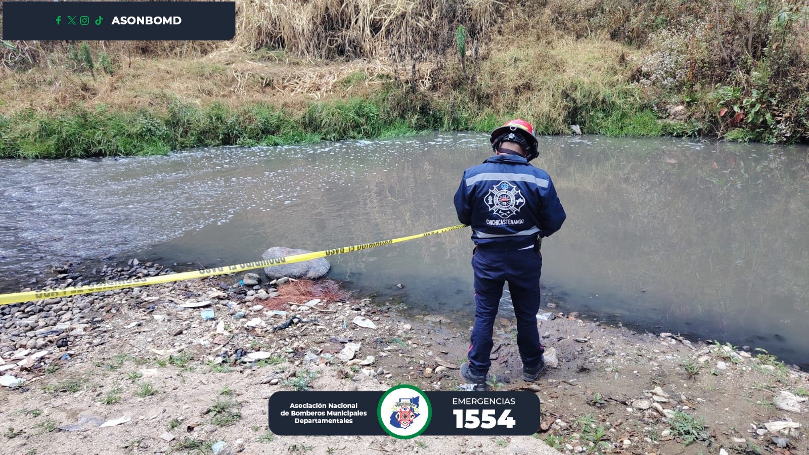 Bomberos en el río donde fueron halladas sin vida dos de las tres personas que cayeron. Foto La Hora: Bomberos Municipales Departamentales