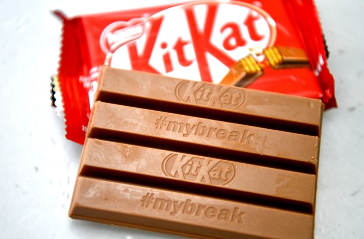 Roban camión con chocolates