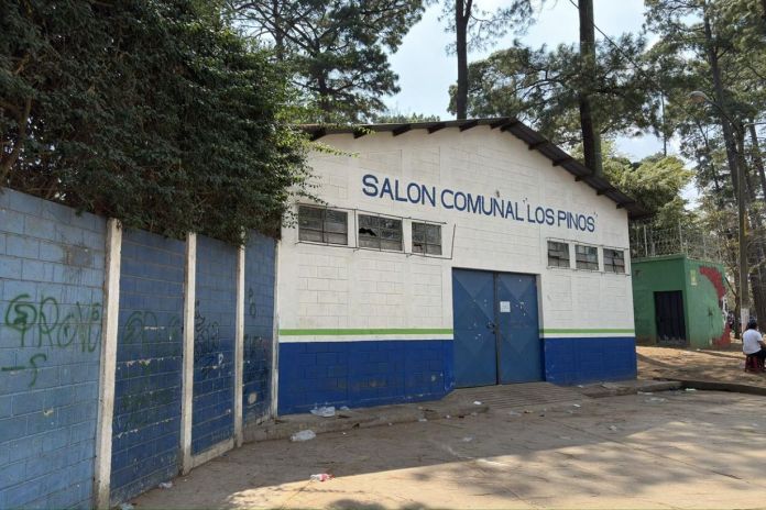 En el salón comunal de la colonia Amparo estuvieron los afectados por el incendio y se retiraron del lugar el viernes. Foto La Hora: José Orozco