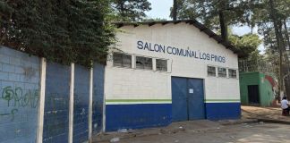 En el salón comunal de la colonia Amparo estuvieron los afectados por el incendio y se retiraron del lugar el viernes. Foto La Hora: José Orozco
