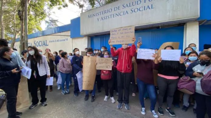Los salubristas buscan una mejor estabilidad laboral y que reciban un aporte salarial extra. Foto La Hora: archivo