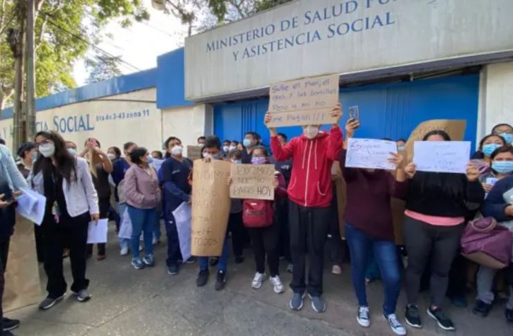 Los salubristas buscan una mejor estabilidad laboral y que reciban un aporte salarial extra. Foto La Hora: archivo