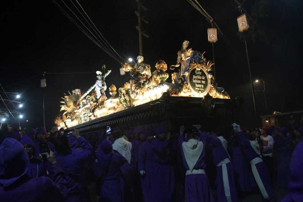 El Nazareno de Santa Ana recorre por más de 13 horas la ciudad colonial. Foto La Hora: Sergio Osegueda