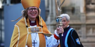 La primera mujer nombrada primada de la Iglesia anglicana, Sarah Mullally, fue entronizada este miércoles en la iglesia de Canterbury.