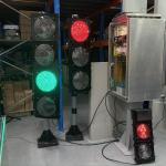 Cajas de luces que se están instalando en cada una de las intersecciones. Foto La Hora: José Orozco.