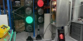 Cajas de luces que se están instalando en cada una de las intersecciones. Foto La Hora: José Orozco.