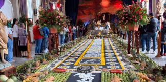 Devotos se congregan en San Felipe para la velación del Señor Sepultado, una tradición que da paso a la Semana Santa en Antigua Guatemala.