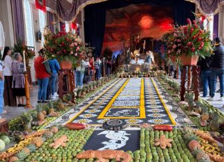 Devotos se congregan en San Felipe para la velación del Señor Sepultado, una tradición que da paso a la Semana Santa en Antigua Guatemala.