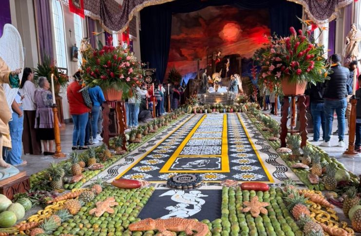 Devotos se congregan en San Felipe para la velación del Señor Sepultado, una tradición que da paso a la Semana Santa en Antigua Guatemala.