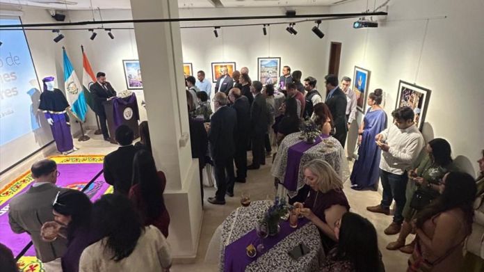 Más de 60 asistentes entre autoridades indias, diplomáticos, historiadores, académicos y miembros de la comunidad guatemalteca en el país participaron en la exposición. Foto La Hora: Minex