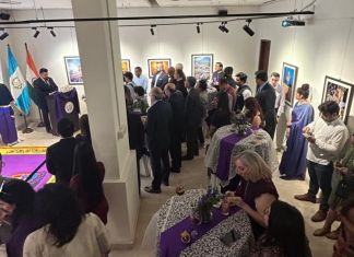 Más de 60 asistentes entre autoridades indias, diplomáticos, historiadores, académicos y miembros de la comunidad guatemalteca en el país participaron en la exposición. Foto La Hora: Minex