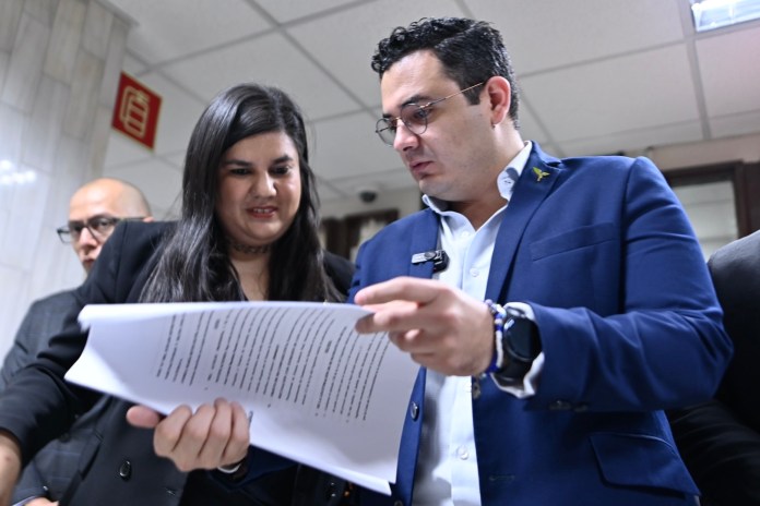 La diputada Andrea Reyes y el diputado Samuel Pérez en el edificio de Torre de Tribunales presentando una recusación en contra del juez Fredy Orellana por el caso Semilla. Foto La Hora: Archivo.